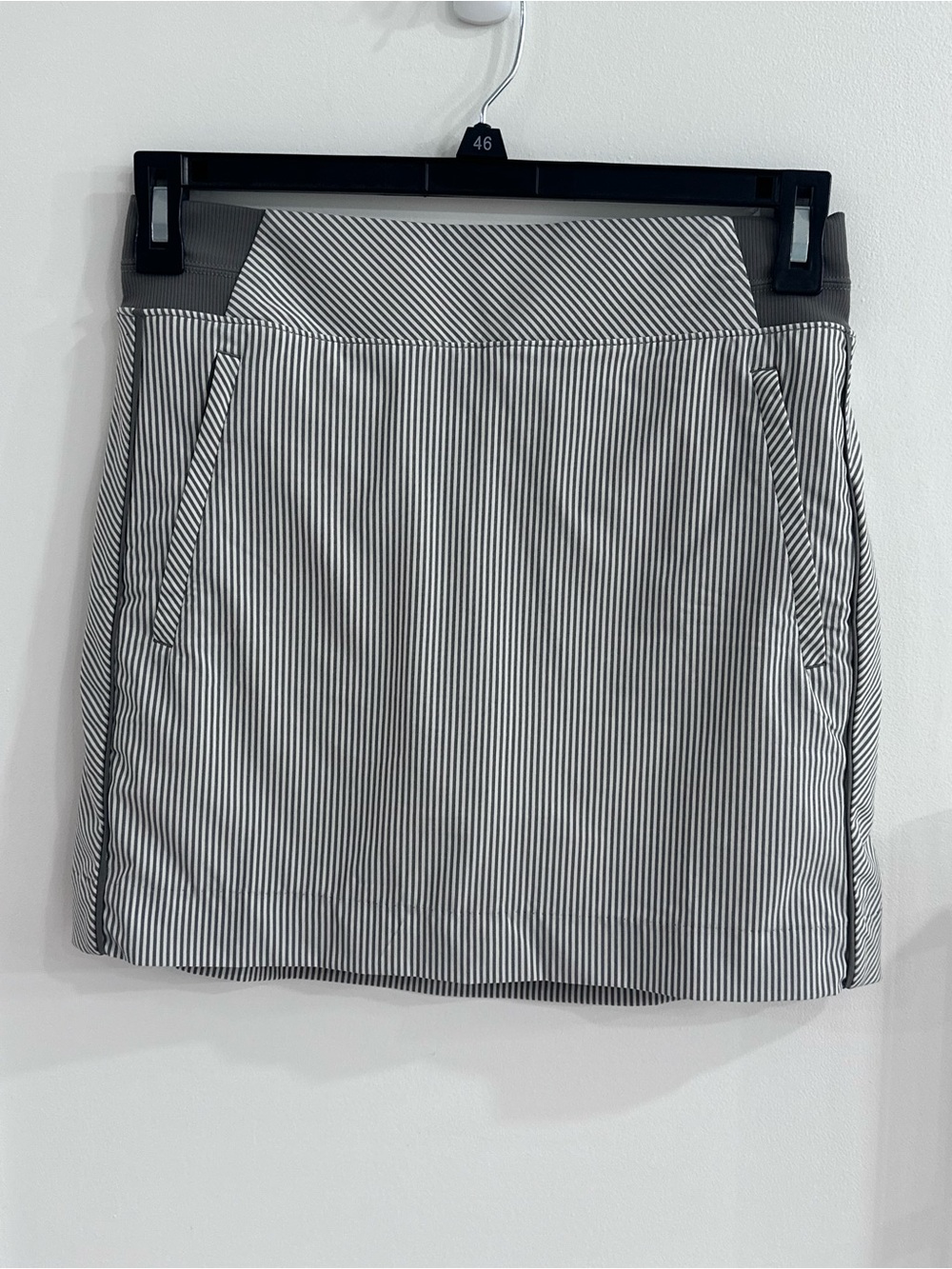 Athleta Brooklyn 16" Skort in City Stripe Gray White - Size 4 Golf Pickleball